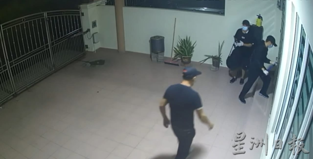 东:已签发:古邦阁亮住宅区最近不太平!该住宅区近日接二连三传出破门行窃案,居民受促提高警惕。