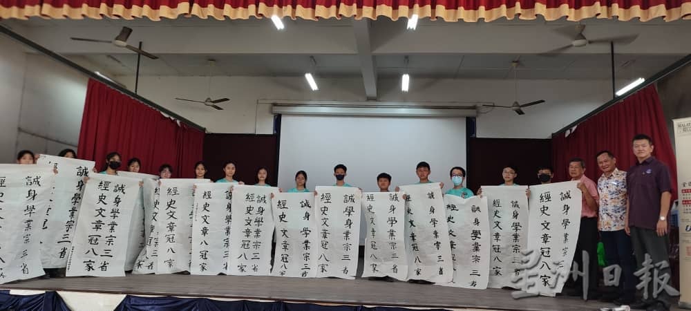 东:逢甲杯书法赛直凉华中362人同挥毫