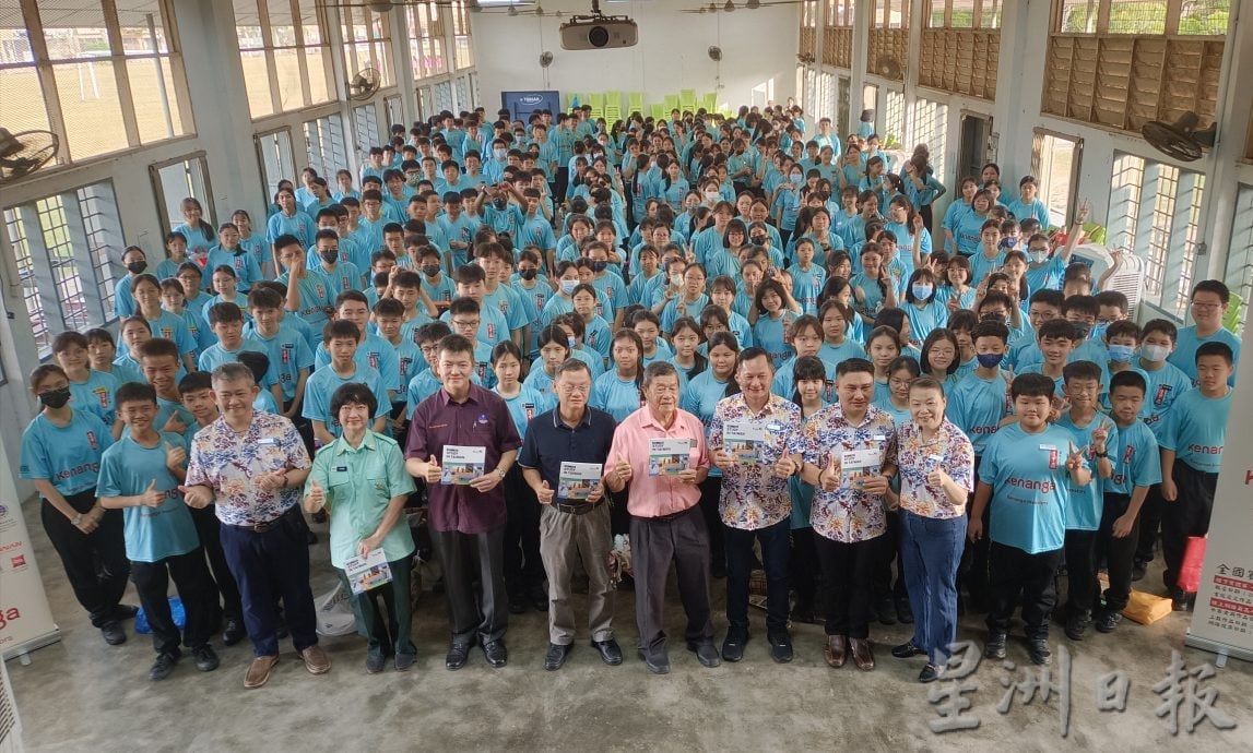 东:逢甲杯书法赛直凉华中362人同挥毫