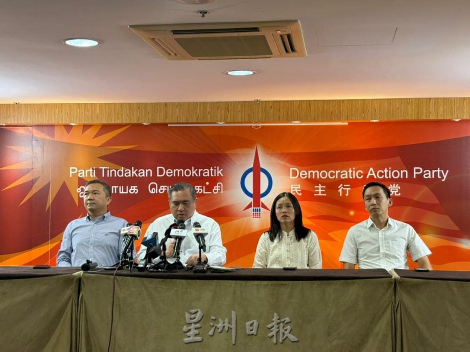 反贪会向赵家道歉／捐助不带条件 为保孩子未来 陆兆福率火箭议员向赵家鞠躬