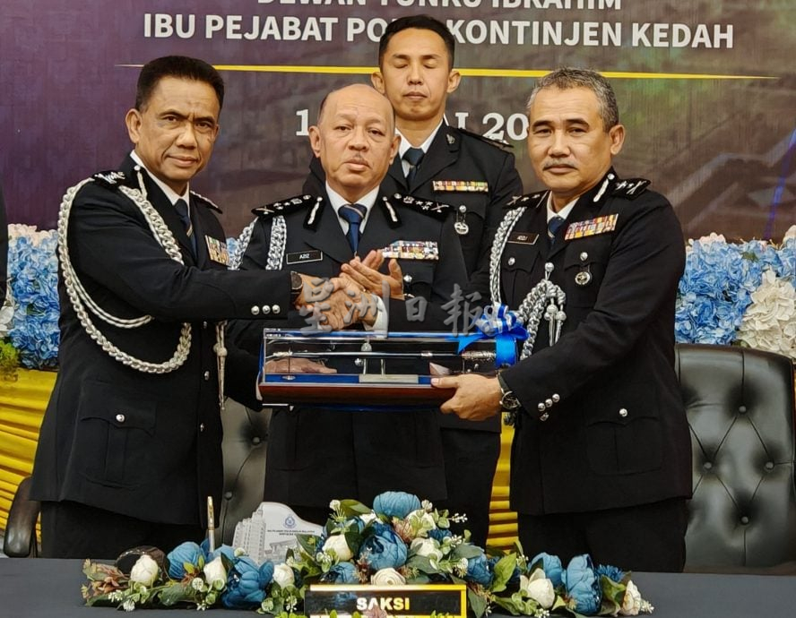 (大北马)吉打州总警长移交职权,由副总警长阿兹里暂代总警长职位。