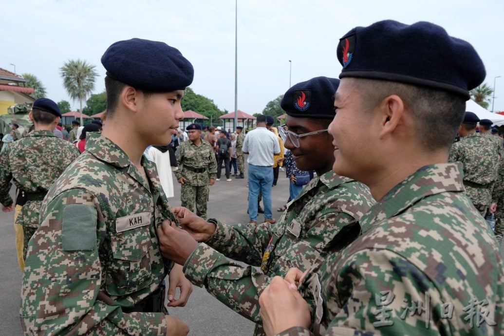 (20/7见报)星角摄/(东)国民服务结业礼