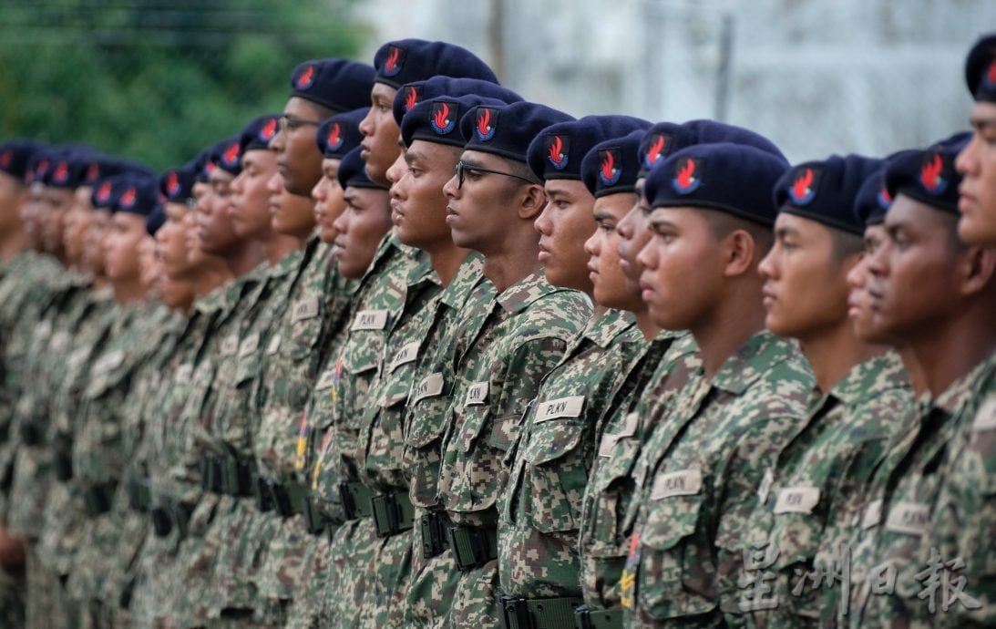 (20/7见报)星角摄/(东)国民服务结业礼