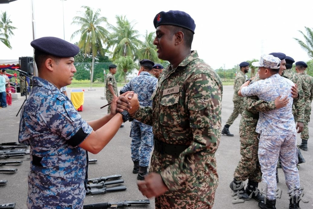 (20/7见报)星角摄/(东)国民服务结业礼