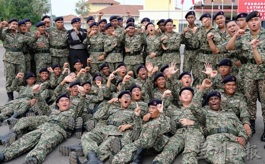 (20/7见报)星角摄/(东)国民服务结业礼