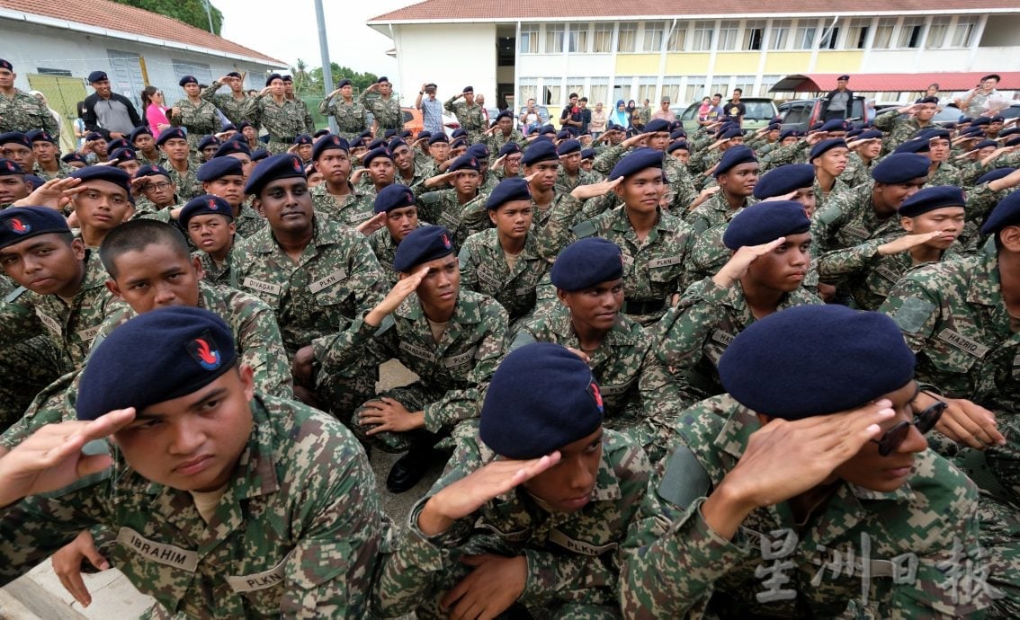 (20/7见报)星角摄/(东)国民服务结业礼