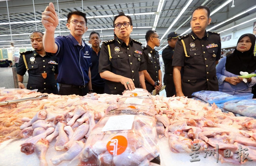 内贸局促民众精明消费 榴梿商用过期秤被罚　