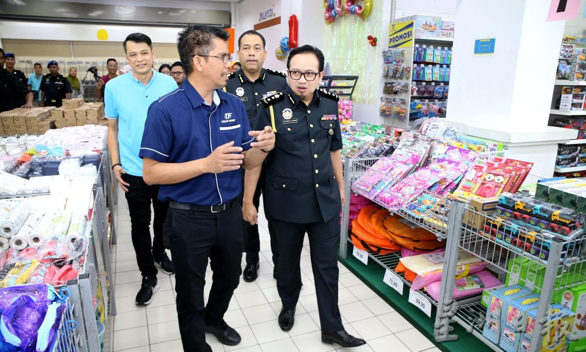 内贸局促民众精明消费 榴梿商用过期秤被罚　