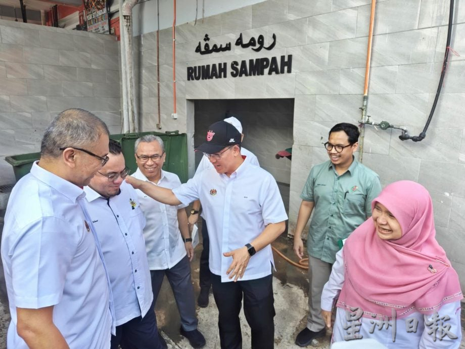 全国：房屋及地方政府部长倪可敏今午莅临哥打峇鲁，马上到哥市茜蒂卡迪查大巴刹巡视该大巴刹的升级与维修工程，工程总开销为700万令吉。