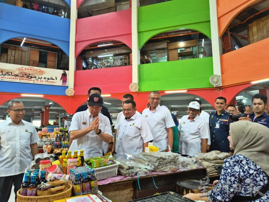 全国：房屋及地方政府部长倪可敏今午莅临哥打峇鲁，马上到哥市茜蒂卡迪查大巴刹巡视该大巴刹的升级与维修工程，工程总开销为700万令吉。