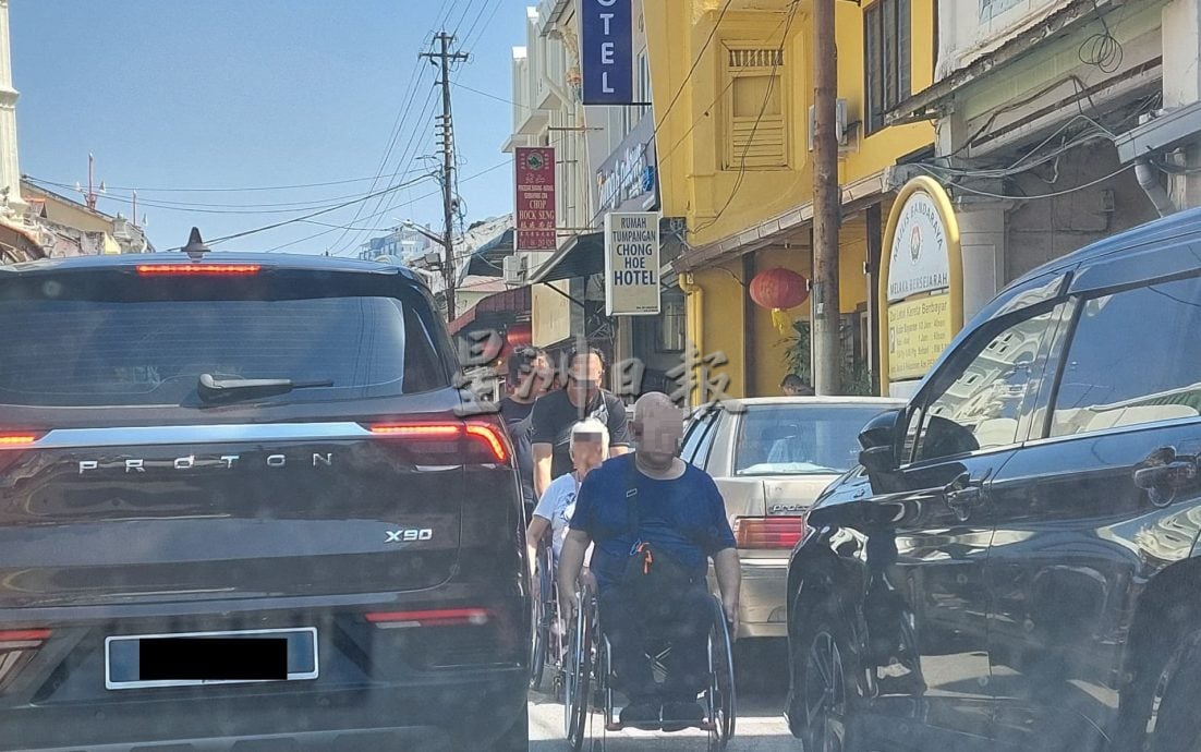 (古城封面副文 )走道多处有阻碍物,对残疾人士不友善