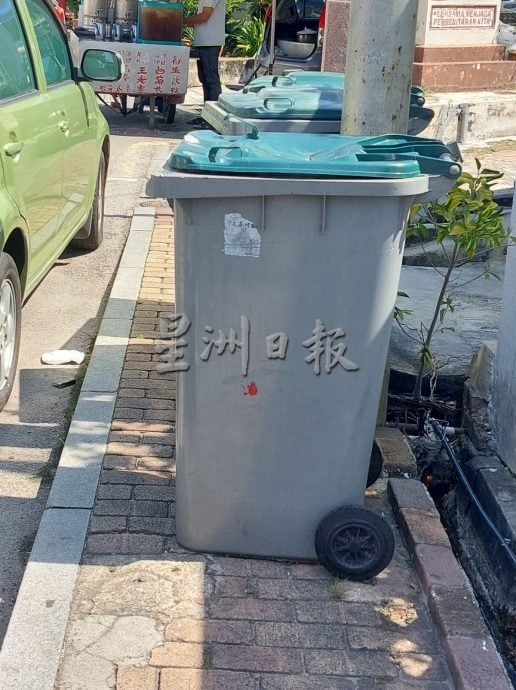 (古城封面副文 )走道多处有阻碍物,对残疾人士不友善