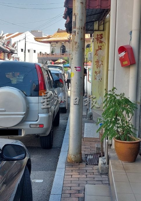 (古城封面副文 )走道多处有阻碍物,对残疾人士不友善