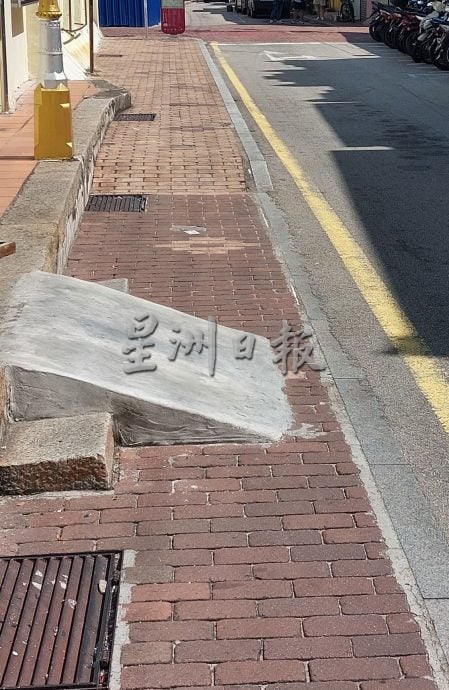 (古城封面副文 )走道多处有阻碍物,对残疾人士不友善