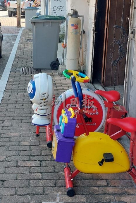 (古城封面副文 )走道多处有阻碍物,对残疾人士不友善