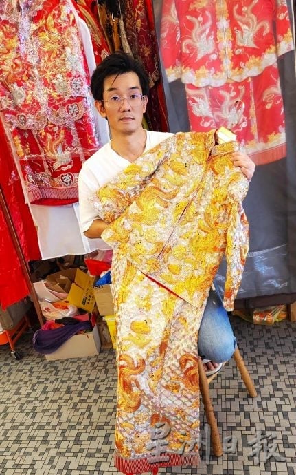 大霹雳封底主文/【人生•喜】| 吉日迎亲展传统礼俗 华丽裙褂藏巧思