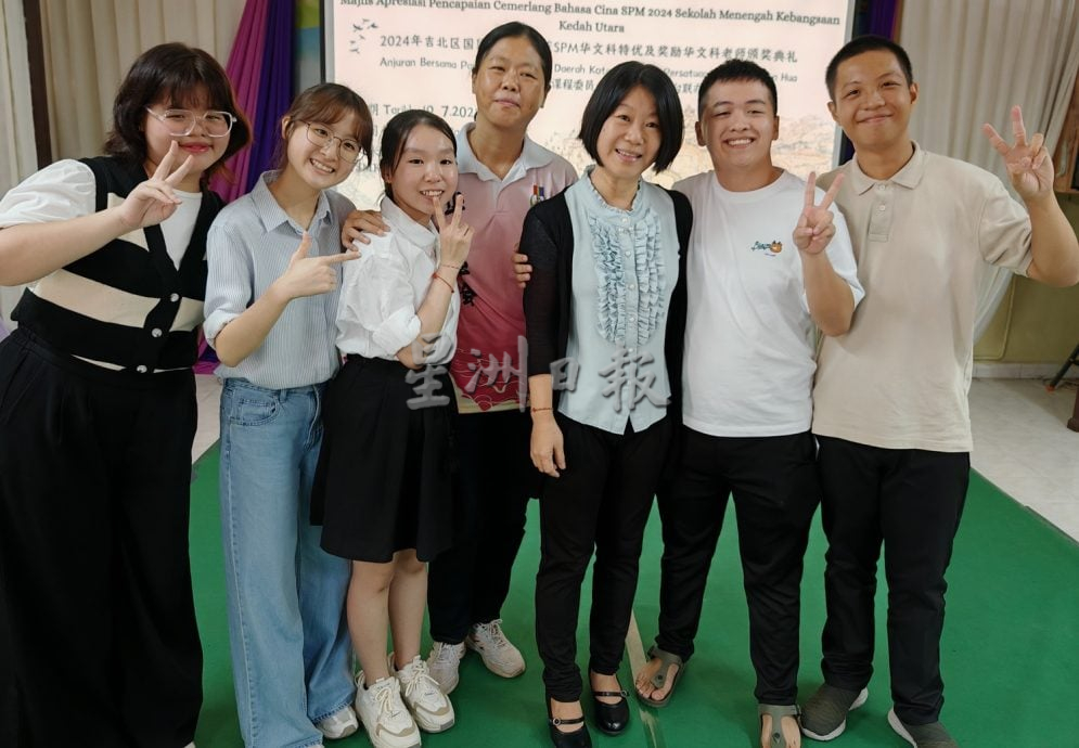 暖势力：休病假心系学生，在家中客厅为学生补课。