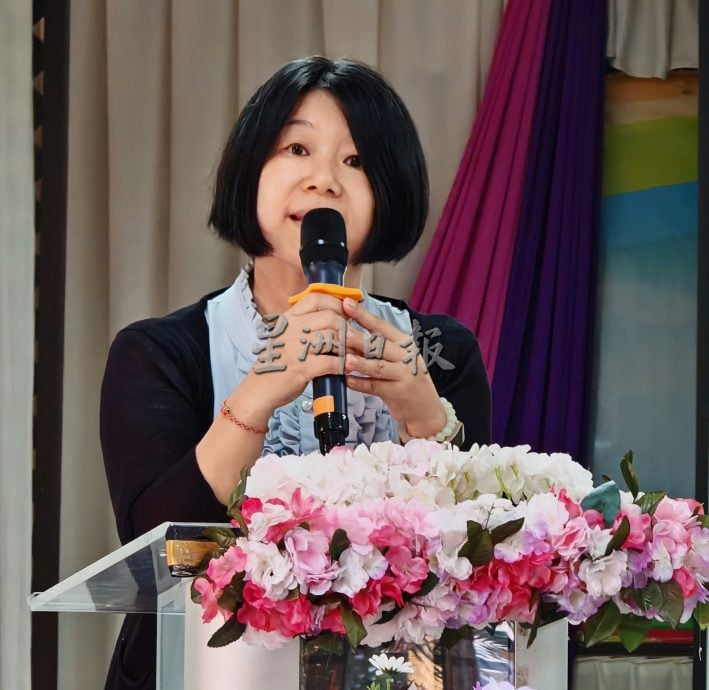 暖势力：休病假心系学生，在家中客厅为学生补课。