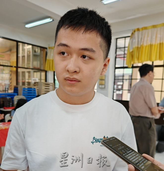 暖势力：休病假心系学生，在家中客厅为学生补课。