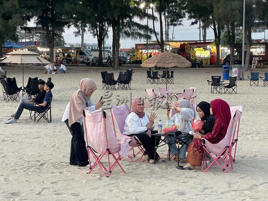 (古城第二版主文)吉里望海边已交给主办方打理,如今新增休闲桌椅,成为吸引人休闲地