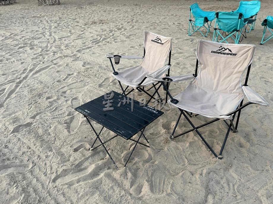 (古城第二版主文)吉里望海边已交给主办方打理,如今新增休闲桌椅,成为吸引人休闲地