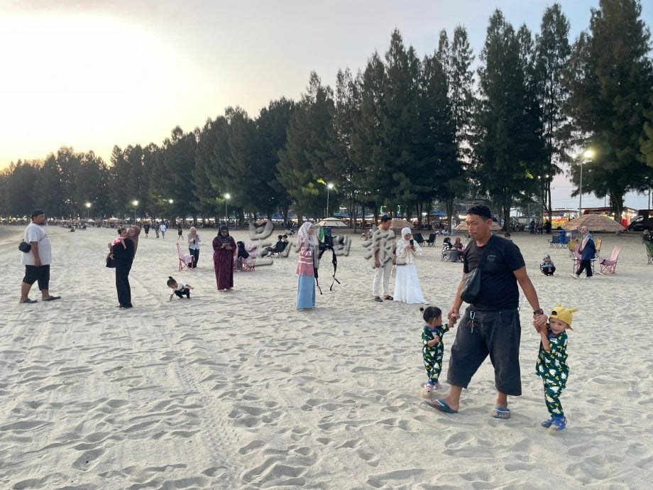 (古城第二版主文)吉里望海边已交给主办方打理,如今新增休闲桌椅,成为吸引人休闲地