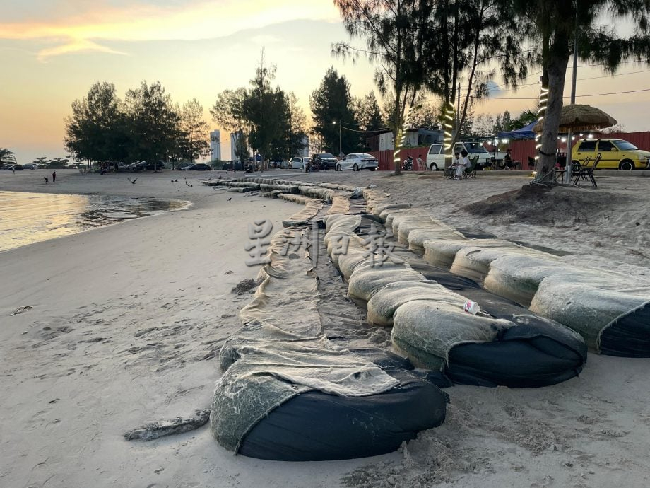 (古城第二版主文)吉里望海边已交给主办方打理,如今新增休闲桌椅,成为吸引人休闲地