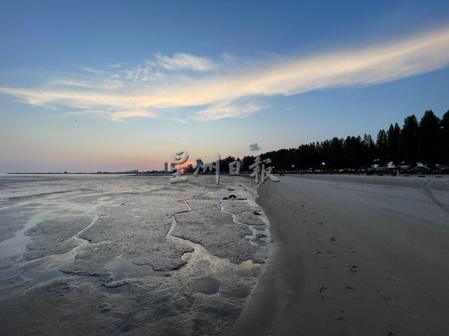 (古城第二版主文)吉里望海边已交给主办方打理,如今新增休闲桌椅,成为吸引人休闲地