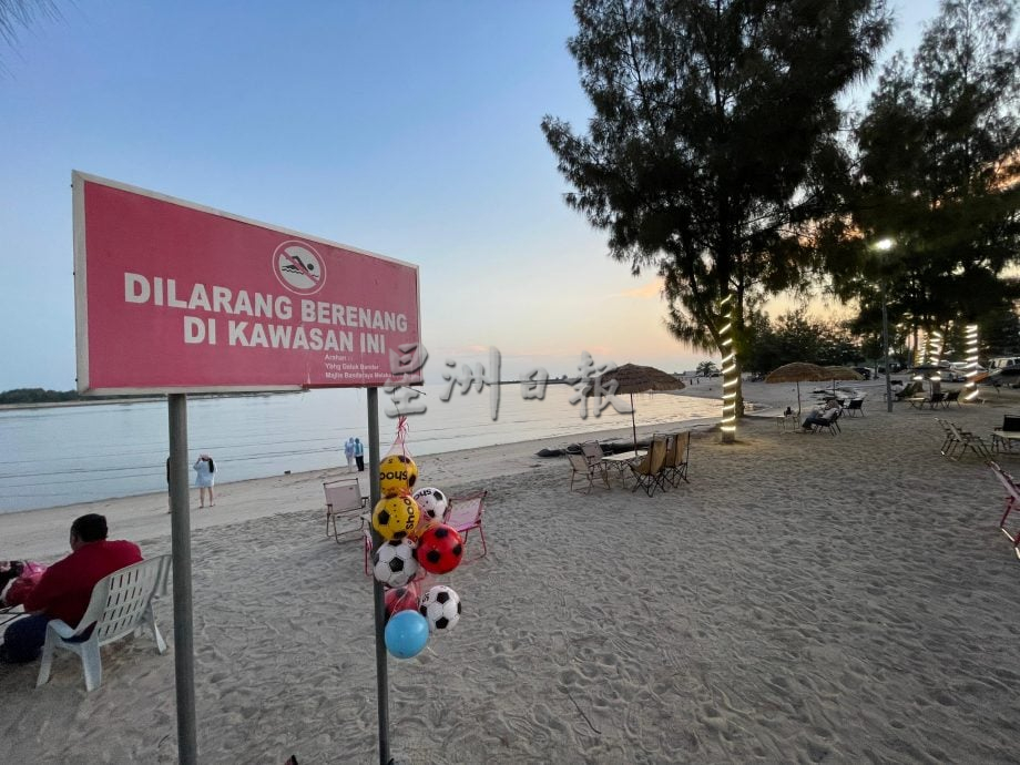 (古城第二版主文)吉里望海边已交给主办方打理,如今新增休闲桌椅,成为吸引人休闲地