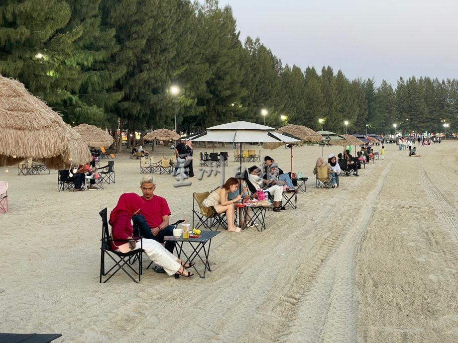 (古城第二版主文)吉里望海边已交给主办方打理,如今新增休闲桌椅,成为吸引人休闲地