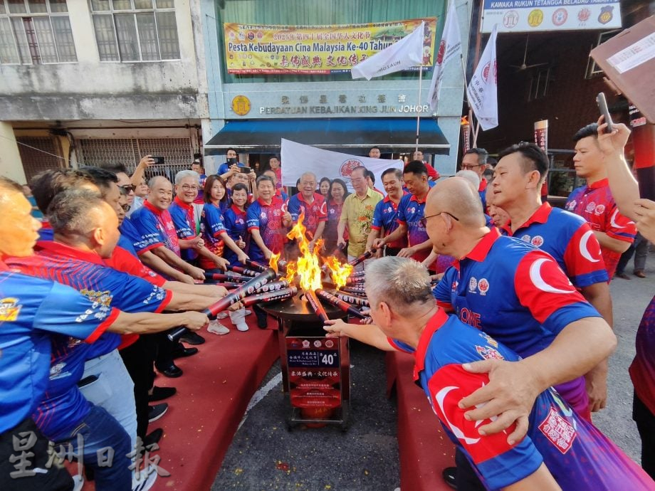 （已签发）柔：**版头**全国华人文化节抵第五站   火炬传入地南