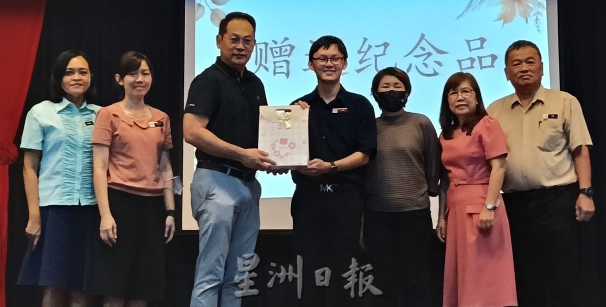 (古城版)亚罗牙也华小欢送罗永胜老师荣升副校长