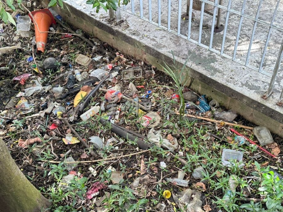 （古城第二版主文）武牙拉也班底沿河走道堆积垃圾