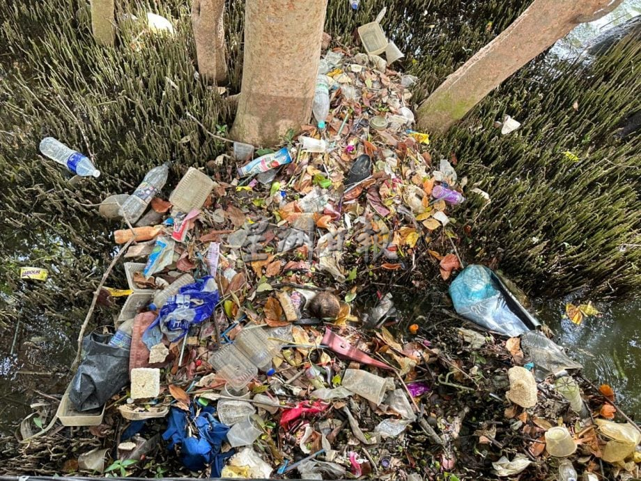 （古城第二版主文）武牙拉也班底沿河走道堆积垃圾