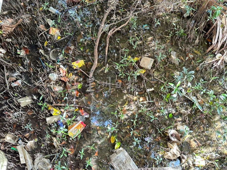 （古城第二版主文）武牙拉也班底沿河走道堆积垃圾