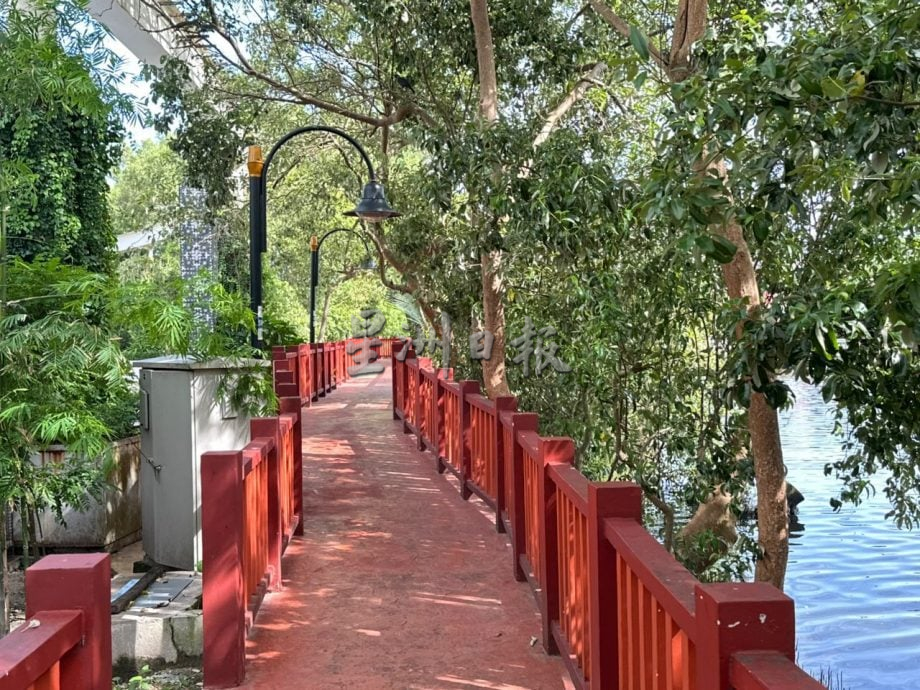 （古城第二版主文）武牙拉也班底沿河走道堆积垃圾