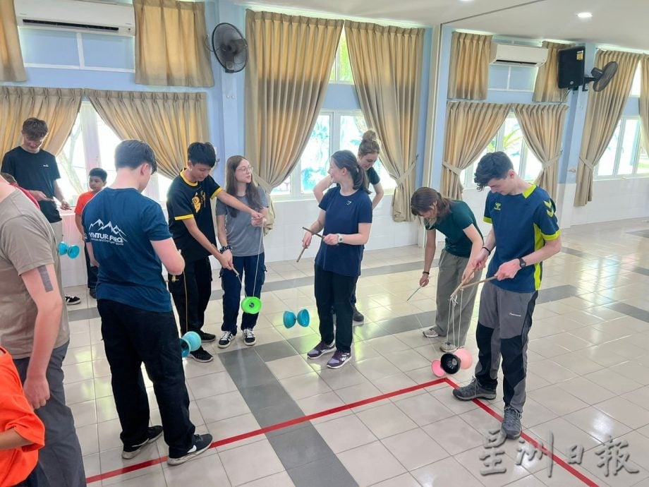 东:已签发:英国Hardenhuish中学生访甘马挽挽华小学 跨国交流促进文化互鉴