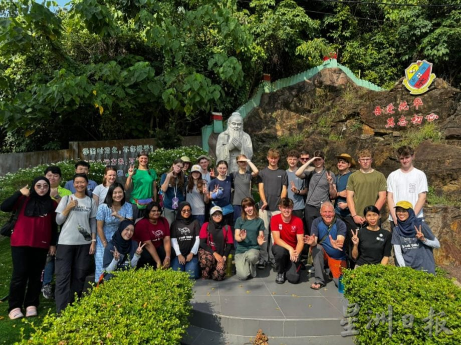 东:已签发:英国Hardenhuish中学生访甘马挽挽华小学 跨国交流促进文化互鉴