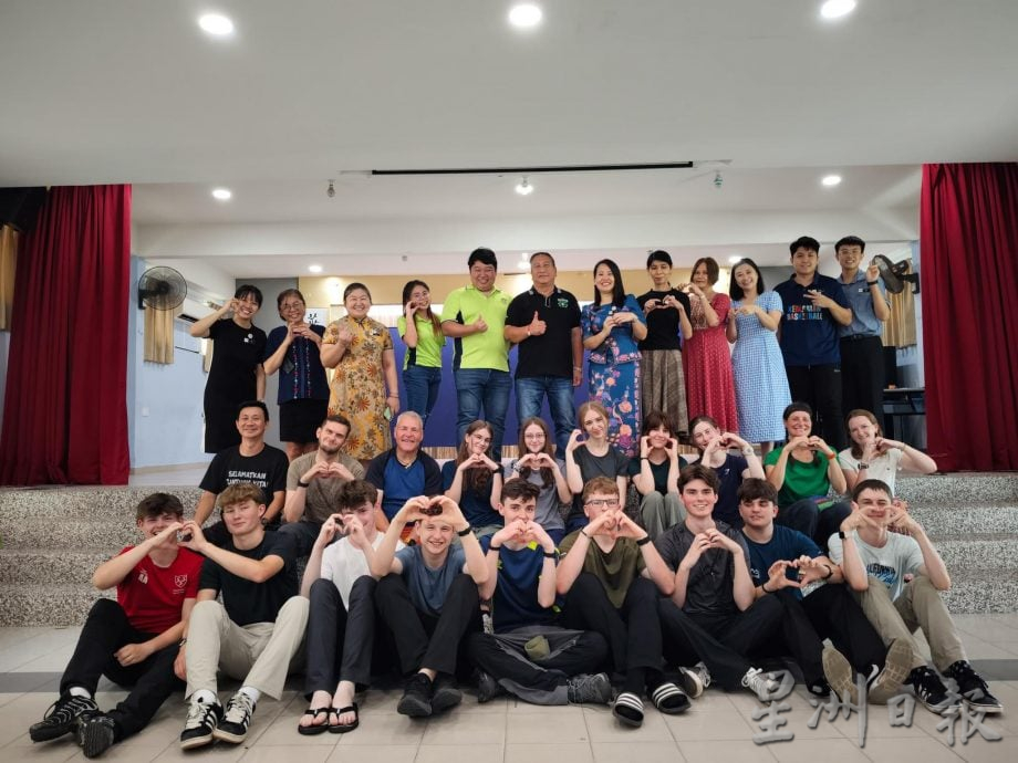 东:已签发:英国Hardenhuish中学生访甘马挽挽华小学 跨国交流促进文化互鉴