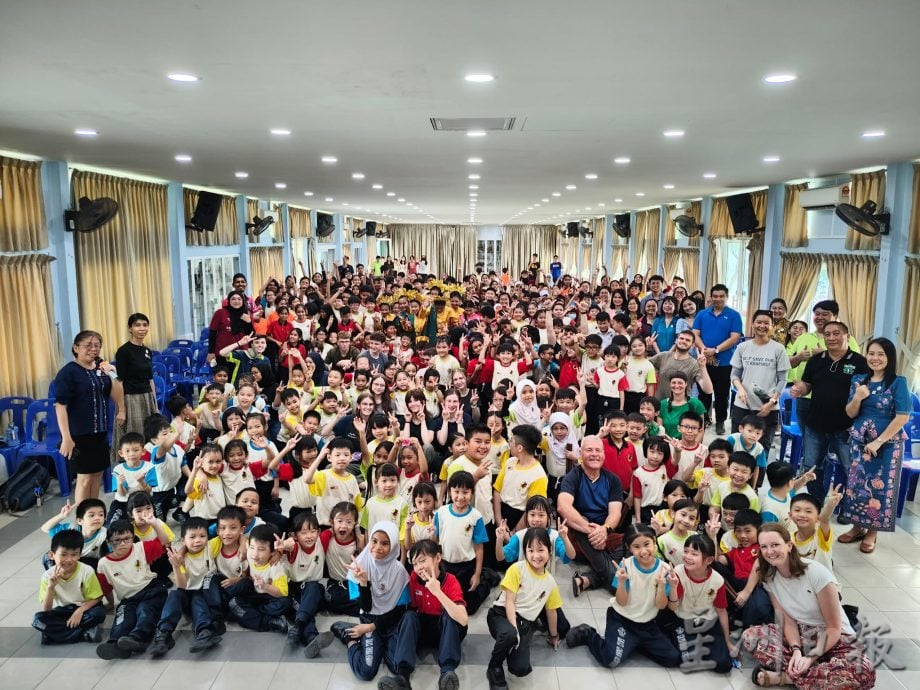 东:已签发:英国Hardenhuish中学生访甘马挽挽华小学 跨国交流促进文化互鉴