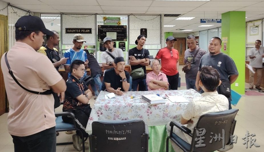 全国：当局设7检查站检举榴梿农民，百名华巫农民促收回成命