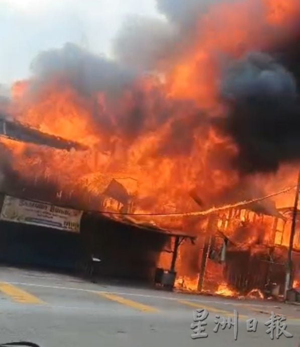 （古城封面主文）新邦木阁镇大火 14日老店屋被吞噬