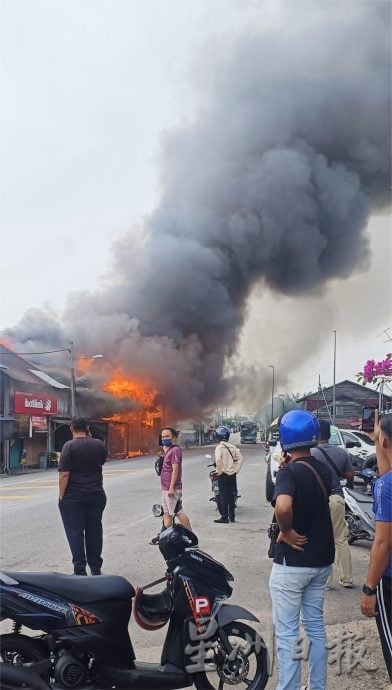 （古城封面主文）新邦木阁镇大火 14日老店屋被吞噬