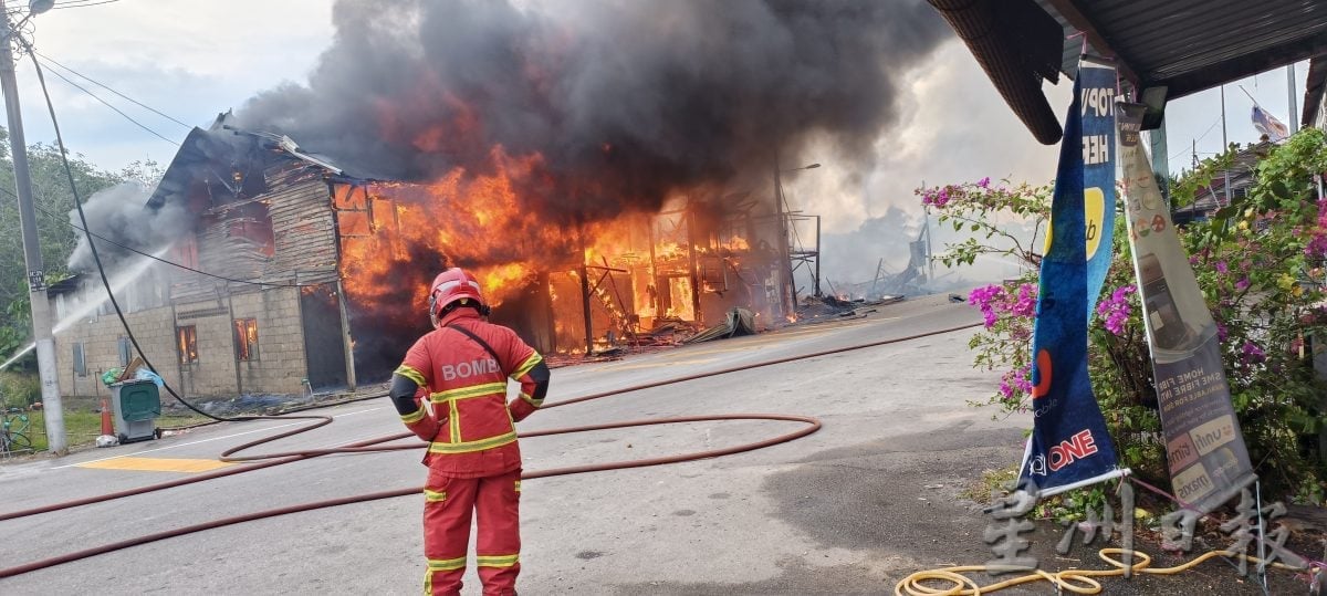 （古城封面主文）新邦木阁镇大火 14日老店屋被吞噬
