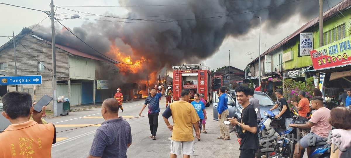 （古城封面主文）新邦木阁镇大火 14日老店屋被吞噬
