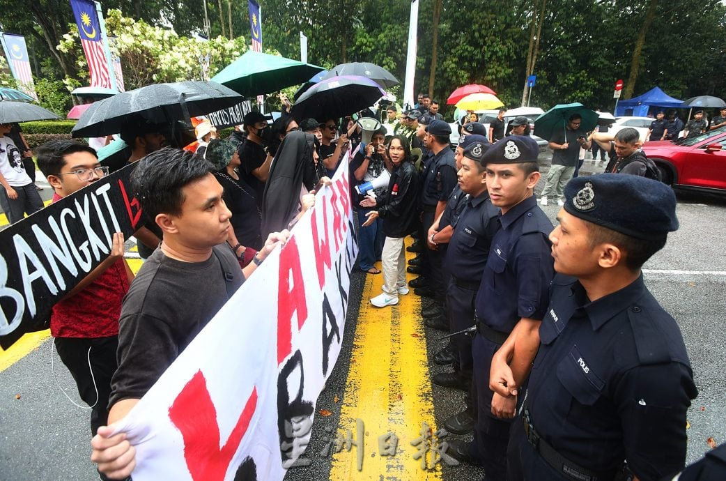 国会/ 16非政府组织国会外雨中呈备忘录.试图进入国会呈备忘录遭阻拦