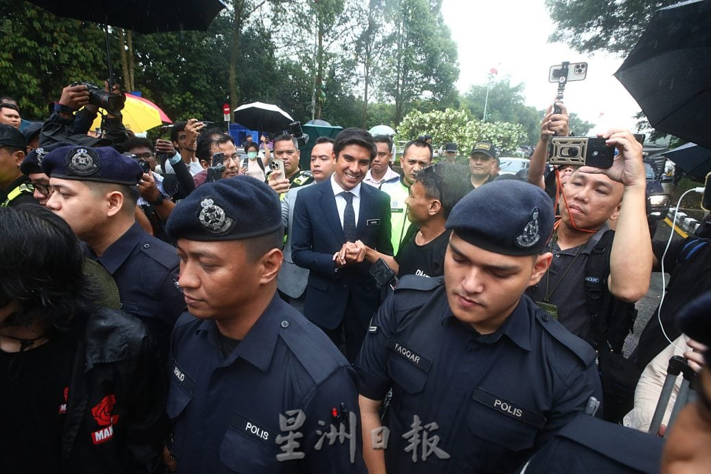 国会/ 16非政府组织国会外雨中呈备忘录.试图进入国会呈备忘录遭阻拦