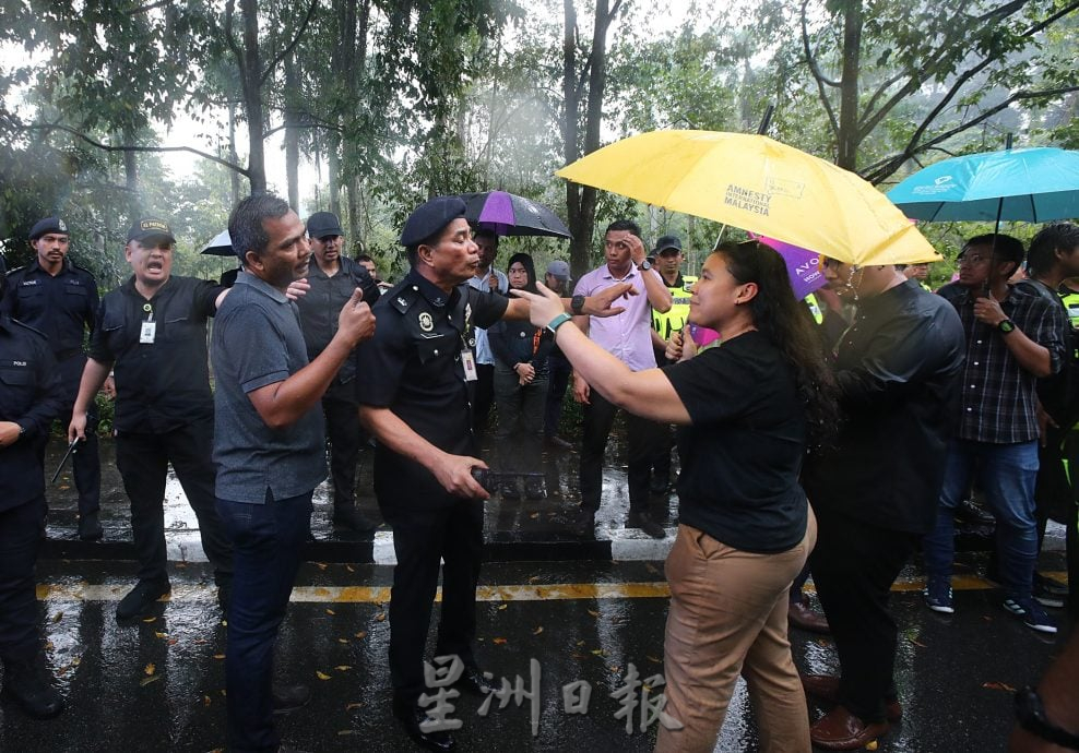 国会/ 16非政府组织国会外雨中呈备忘录.试图进入国会呈备忘录遭阻拦