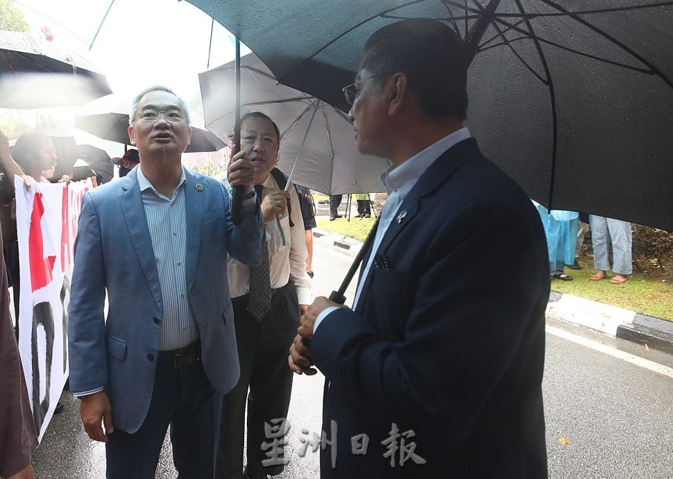 国会/ 16非政府组织国会外雨中呈备忘录.试图进入国会呈备忘录遭阻拦