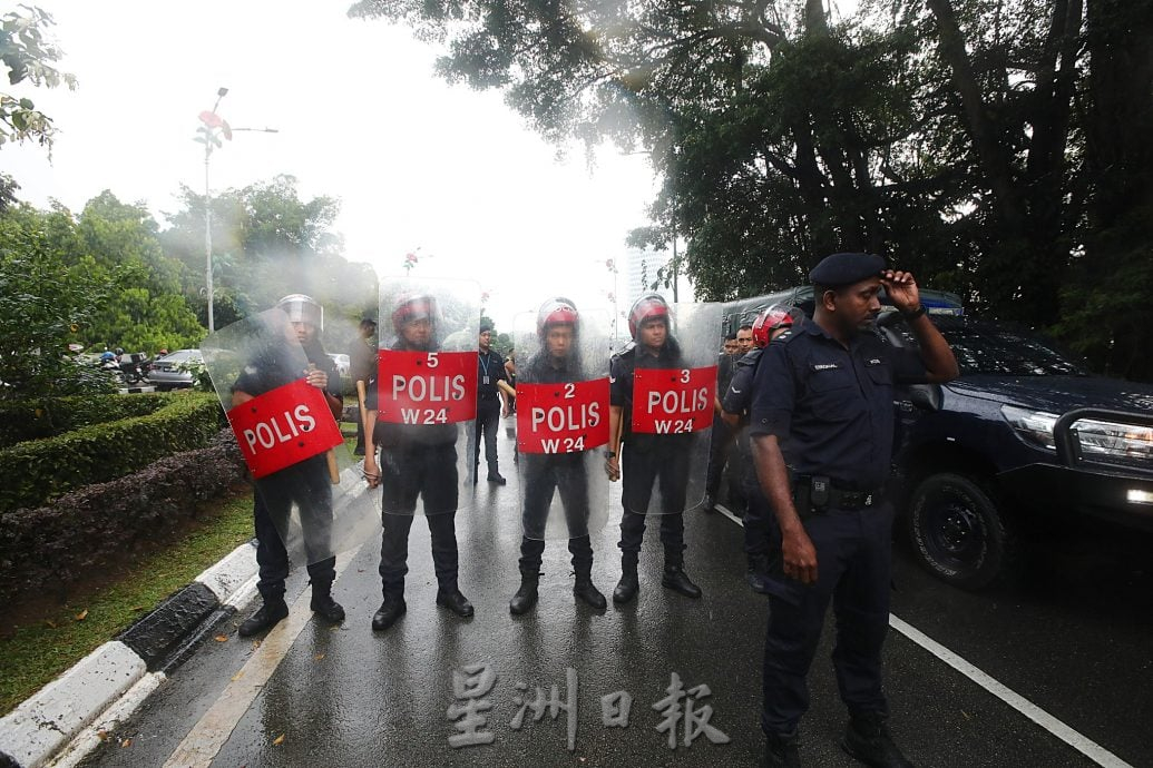 国会/ 16非政府组织国会外雨中呈备忘录.试图进入国会呈备忘录遭阻拦